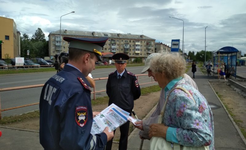 Пешеходы и водители: главный дорожный полицейский Рыбинска следил за соблюдением правила на «зебре»