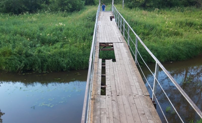 В Гагаринском микрорайоне обрушился мост через Коровку. Куда вообще сообщать о коммунальных проблемах?