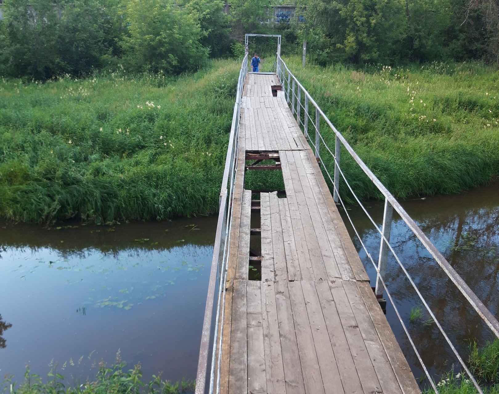 Идти по мосту через реку. Мост рисунок. Мост мультяшный. Низководный деревянный мост. Люди на деревянном мостике через реку.