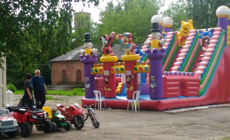 В Переборском парке установили надувные аттракционы. Что планирует администрация?