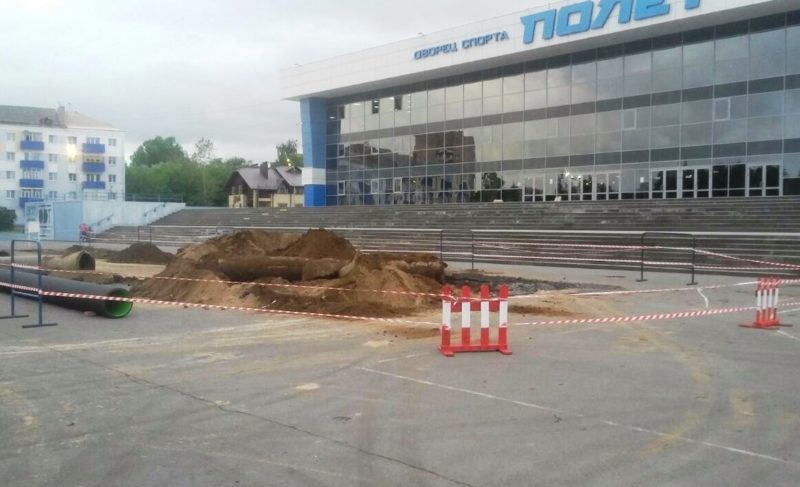 На площади перед «Полётом» провалился асфальт. Там была фанзона ЧМ-2018 по футболу