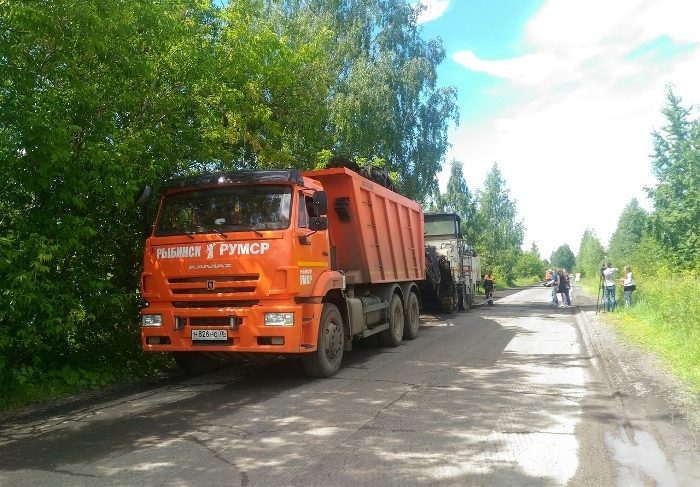 На Рокоссовского начали ремонт дороги. Подрядчик снимает старый асфальт, крошку тоже используют