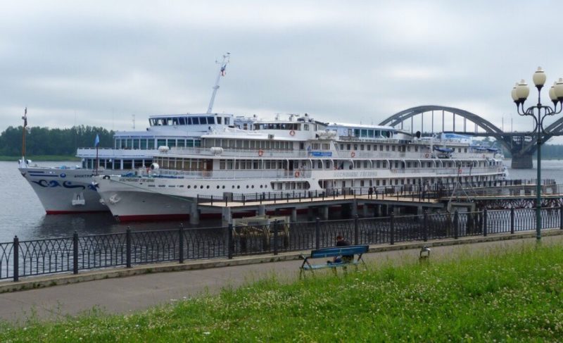 К новому причалу в Рыбинске пришвартовались теплоходы. Сразу два