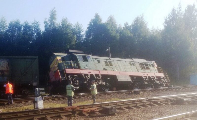 В Рыбинске тепловоз наклонился на бок. Комментарий «Северной железной дороги»