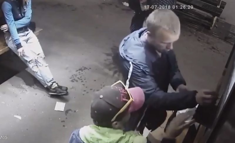 Личности вандалов, повредивших остановку на Соборной площади, установлены. Видео