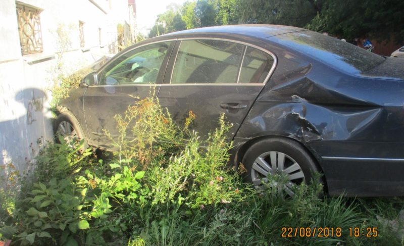 Столкновение и врезавшаяся в дом машина. В ДТП на Луначарского пострадала женщина