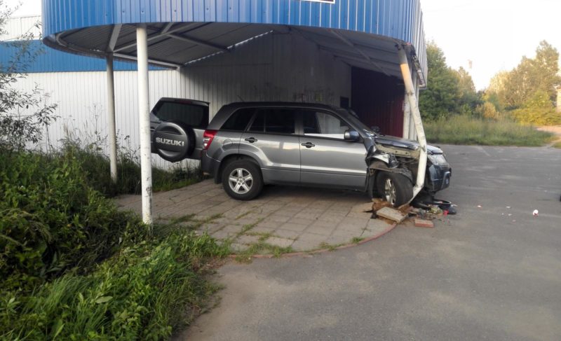 Столкновение авто, велосипедист, сбивший женщину с ребёнком, и наезд на остановку. Сводка ДТП