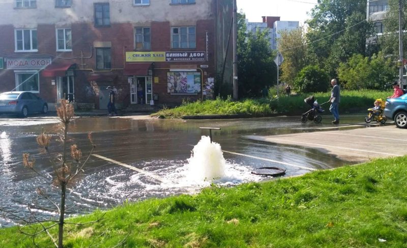 «Фонтан» на Моторостроителей: в водоканале говорят, что всё по плану