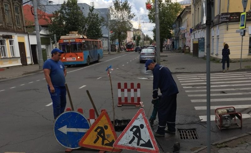 На Крестовой обвалился колодец. Комментарий водоканала