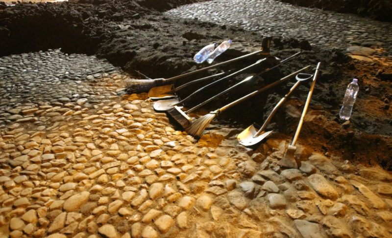 На бульваре Ушакова открылась старинная мостовая. Её фрагмент решили сохранить