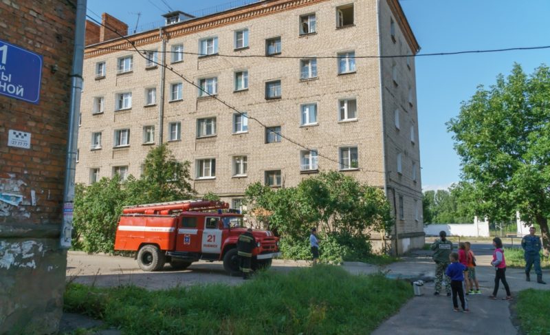 Пожар на Академика Губкина: дверь вскрывали ломом. Есть пострадавший