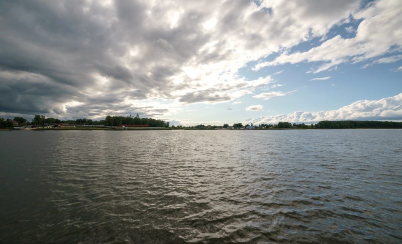 Два сигнала о помощи с Рыбинского водохранилища: спасатели помогли рыбакам