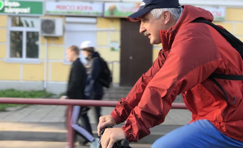 Глава Рыбинска приехал в мэрию на велосипеде (видео), но не видит перспектив для этого транспорта. Не все рыбинцы с ним согласны