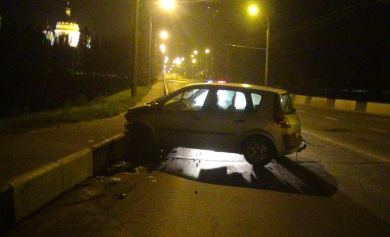 Врезался в бордюр: в ДТП на Максима Горького пострадал мужчина