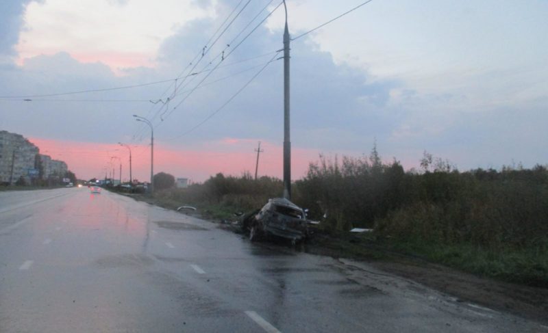 Подробности ДТП с возгоранием, столкновение на Луначарского и авто, врезавшееся в музей в Угличе. Сводка дорожных происшествий