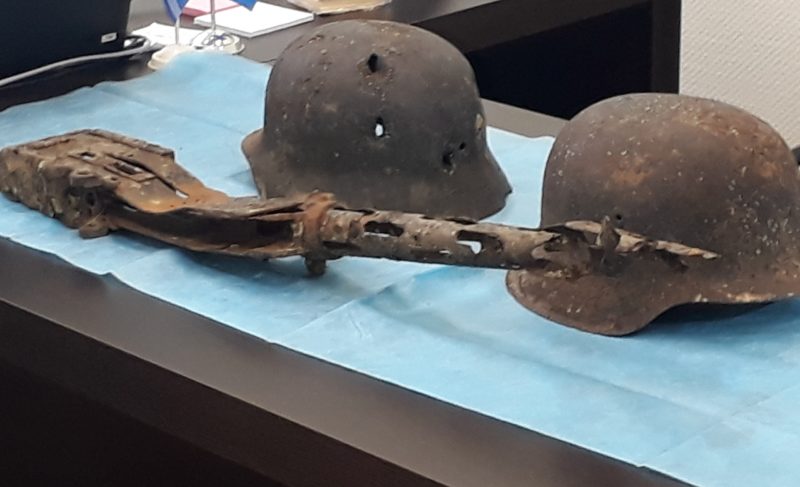 Исторические находки: сотрудники водоканала нашли часть пулемёта и две каски. Возможно, немецкие