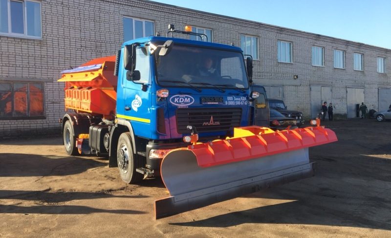 Для уборки улиц и распределения реагента: в автопарке «ДЭС» появилась многофункциональная машина