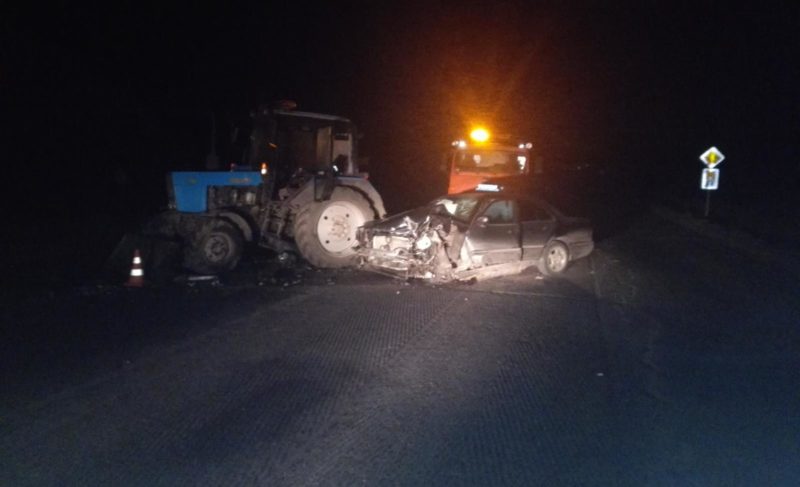 Иномарка столкнулась с трактором: пострадала женщина
