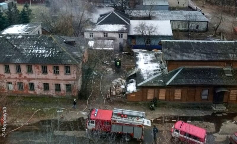 В Рыбинске загорелось здание на территории бывшей психбольницы