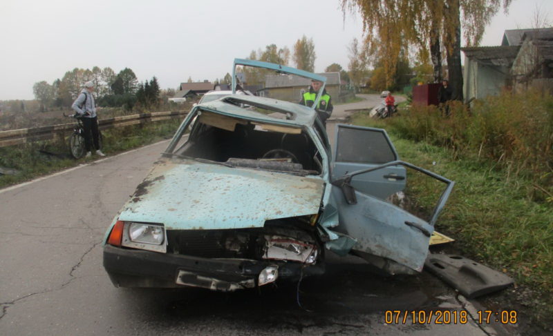 Пострадавший велосипедист-подросток, столкновение и наезд на стоящее авто — сводка ДТП