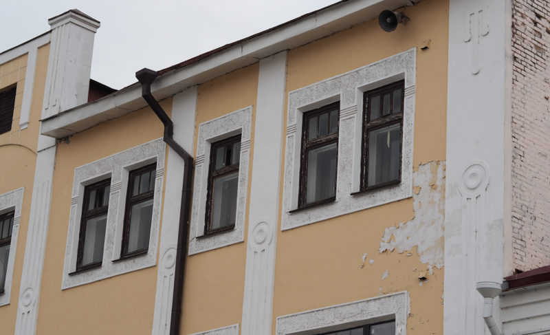 Красная площадь спустя год: на фасаде одного из зданий облупилась краска