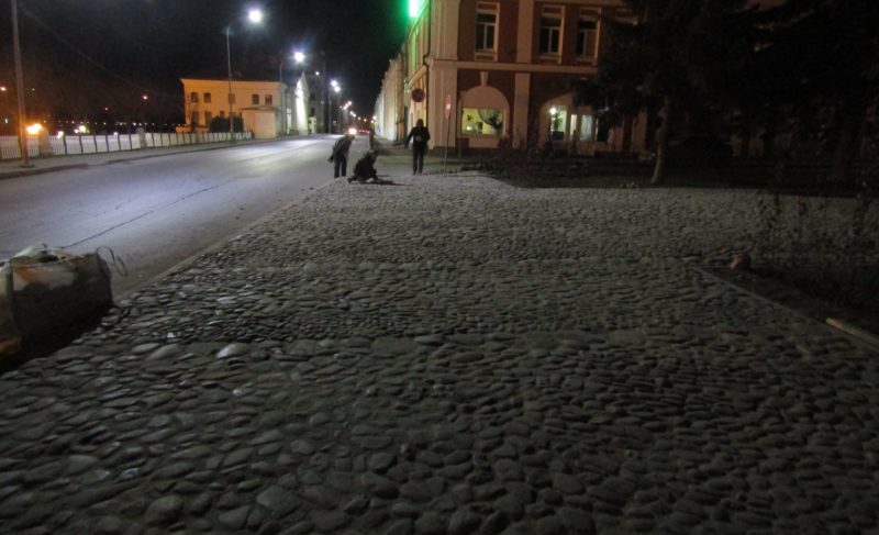 На бульваре Ушакова восстановили фрагмент каменной мостовой. Что в ней особенного и каково было её выкладывать?