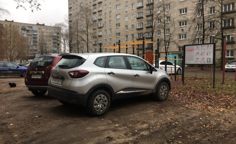 Парковаться на газонах нельзя! Что делать, если не хватает места?