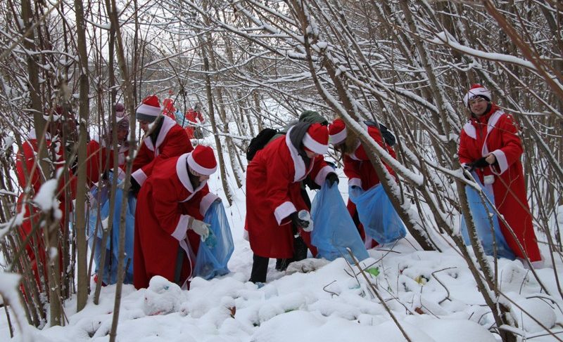 «Новогодний плоггинг»: деды морозы вышли на пробежку и собрали мусор