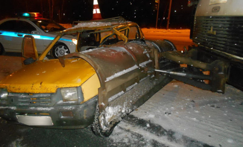 ДТП с грузовиком и выезд на встречную полосу: пострадали два человека
