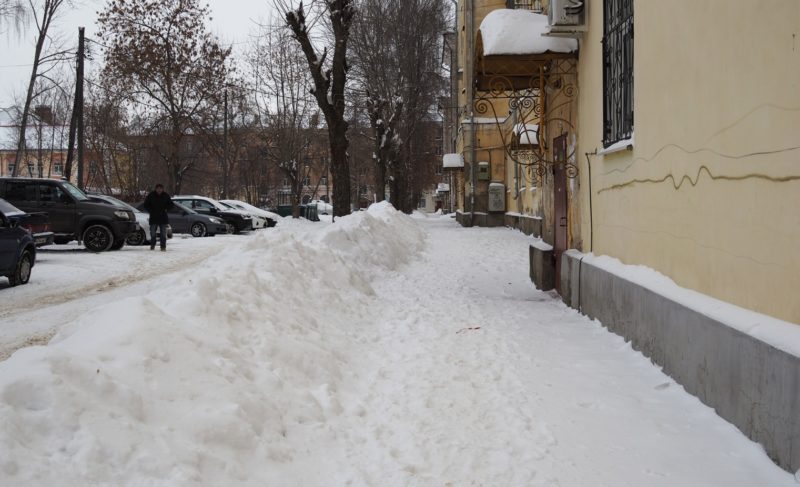 Добряков отчитал управляющие компании за плохую уборку дворов. Что говорят УК в своё оправдание?