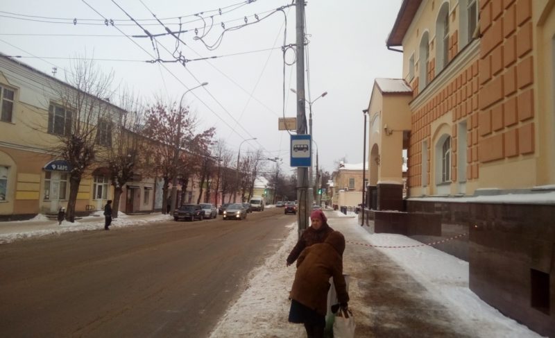 Остановка оказалась в опасной зоне. В двух фотографиях