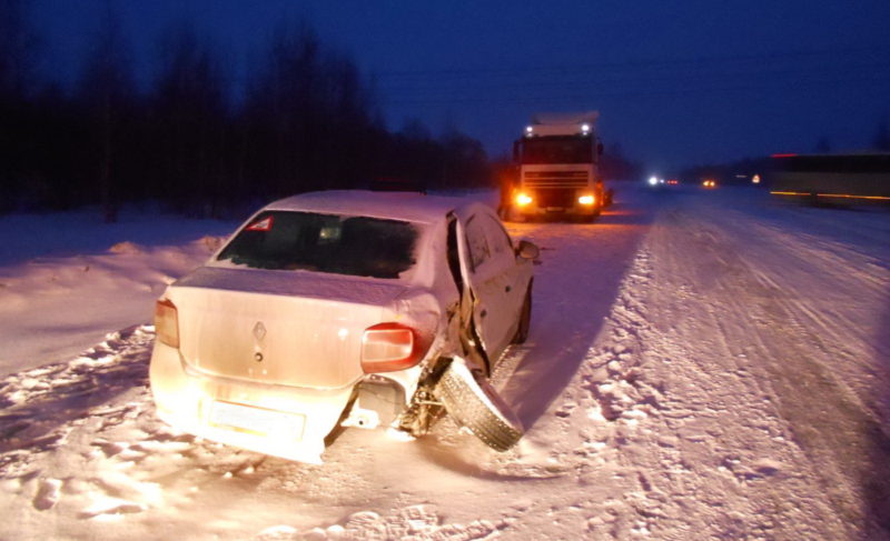 Иномарка врезалась в грузовик. Сотрудники ГИБДД предупреждают водителей о сложной дорожной обстановке