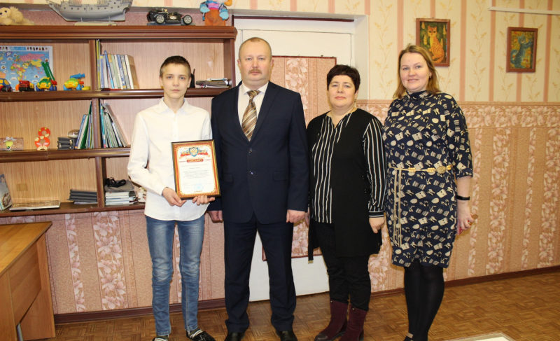 В Рыбинске подростку вручили благодарность от полиции. Он спас ребёнка от собаки