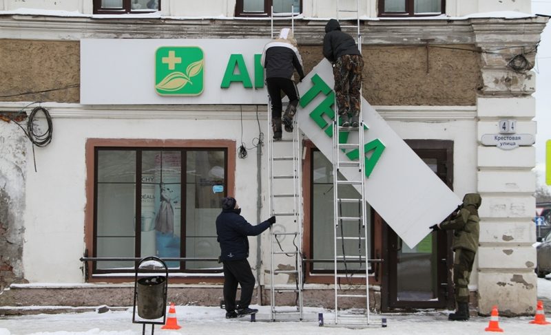Администрация демонтирует нестилизованные вывески в историческом центре и обещает предпринимателям субсидию