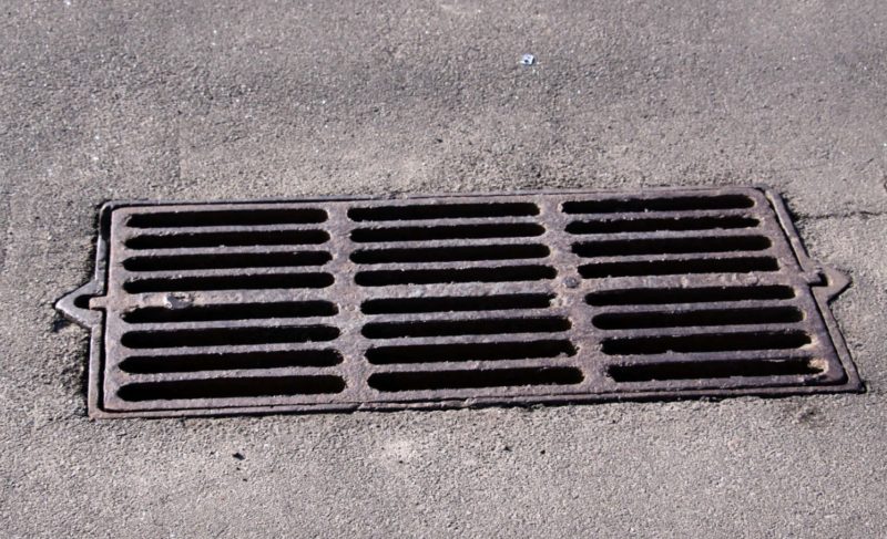 В Рыбинске приступили к прочистке ливнёвок. Это часть подготовки к паводку