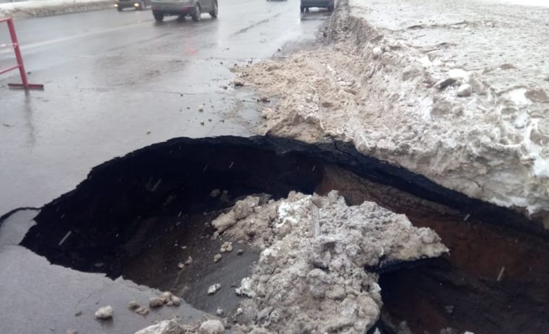 Провал асфальта на проспекте Ленина: троллейбусы — в объезд