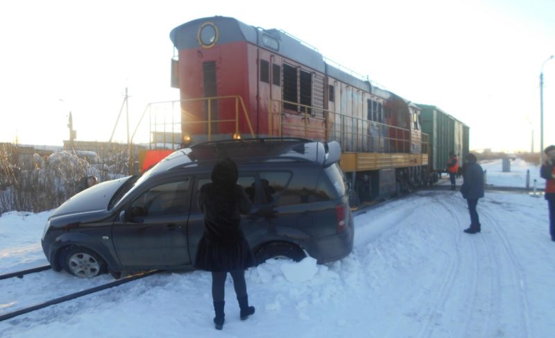 ДТП на переезде: поезд врезался в авто