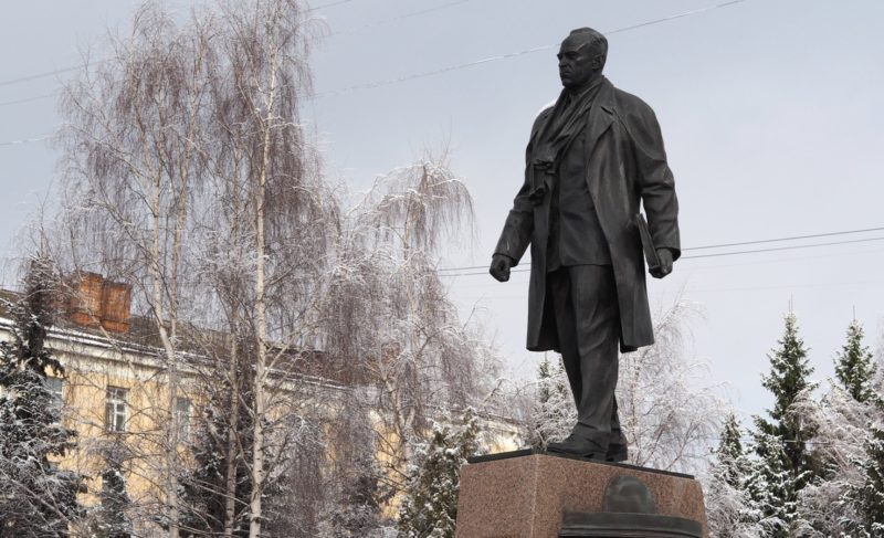 Будет ли ограждение вокруг памятника Дерунову?