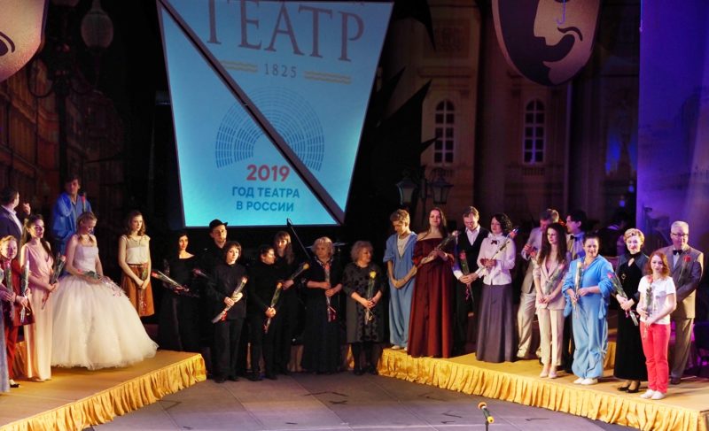 «Живая музыка, живые голоса и эмоции». В Рыбинске отметили День театра