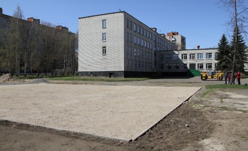 У лицея № 2 оборудуют футбольное поле. Покрытие предоставили безвозмездно