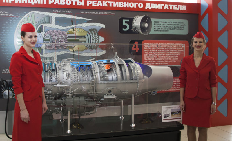 Большой, интерактивный, двухсоткилограммовый: «Сатурн» подарил школе № 12 макет авиационного двигателя