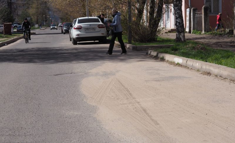 В администрации причиной плохой уборки считают разрушенные бордюры и припаркованные машины. Глава поручил купить эвакуатор