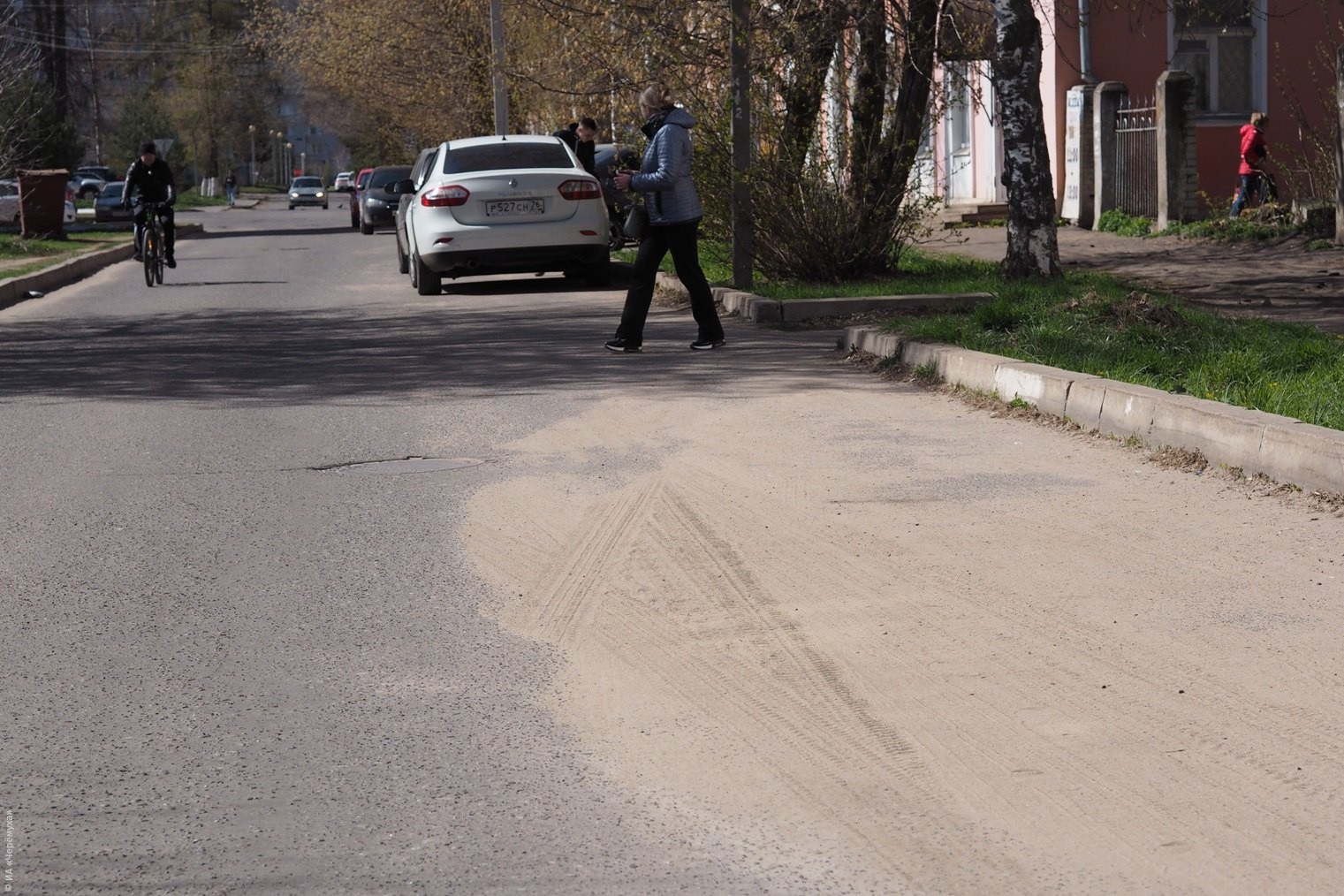 В администрации причиной плохой уборки считают разрушенные бордюры и  припаркованные машины. Глава поручил купить эвакуатор | Черёмуха