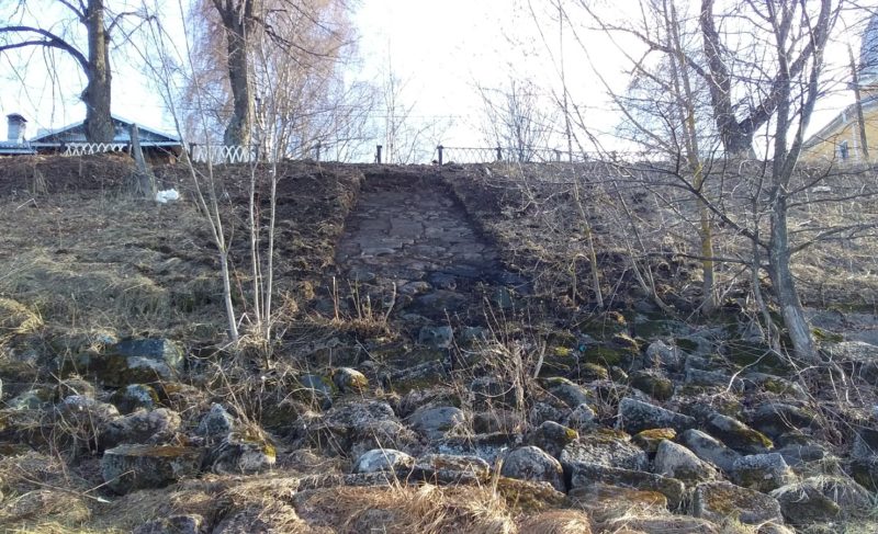 «Нас удивил масштаб работ по берегоукреплению в XIX веке». Общественники расчистили часть склона в Казанском микрорайоне