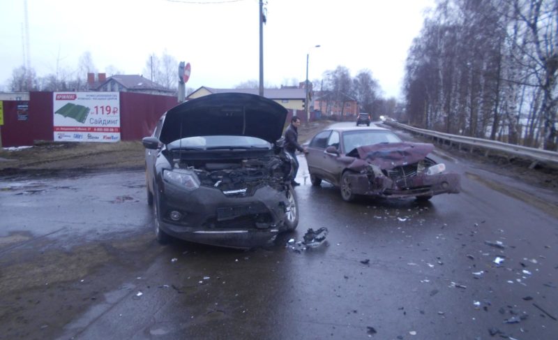 Врезался в столб, сбили пешехода, столкнулись на перекрёстке: сводка ДТП