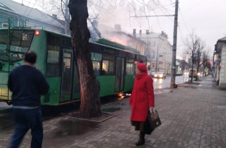 На Крестовой загорелся троллейбус. Он проходил обкатку