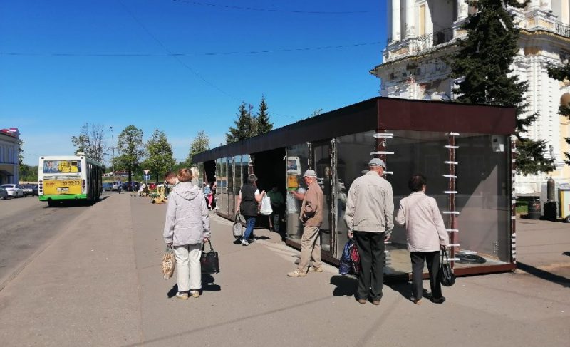 Брат-близнец: на Соборной площади установили остановочный павильон