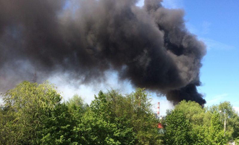 Над центром Рыбинска поднялся столб чёрного дыма. Пожар на Авиационной