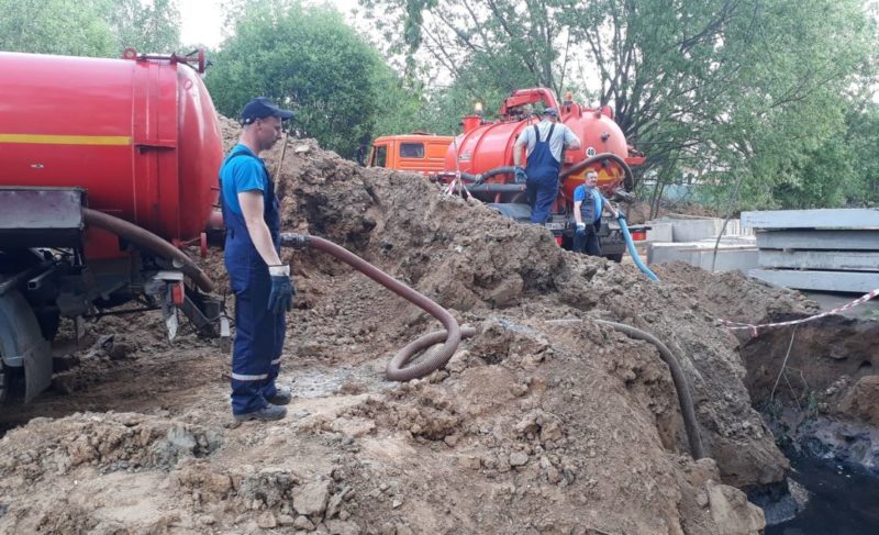 Школа на Слипе: участок стройплощадки затопило канализационными стоками. Решить проблему обещают быстро