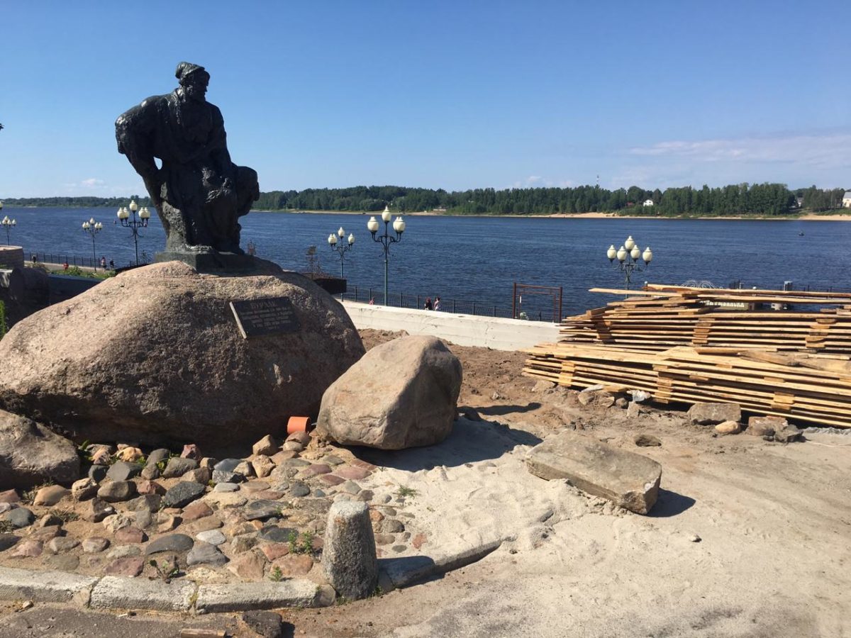 Основание статуи. Памятник Бурлаку Рыбинск. Бурлак Рыбинск. Лоцманский парк Рыбинск. Лоцманский бульвар Рыбинск.